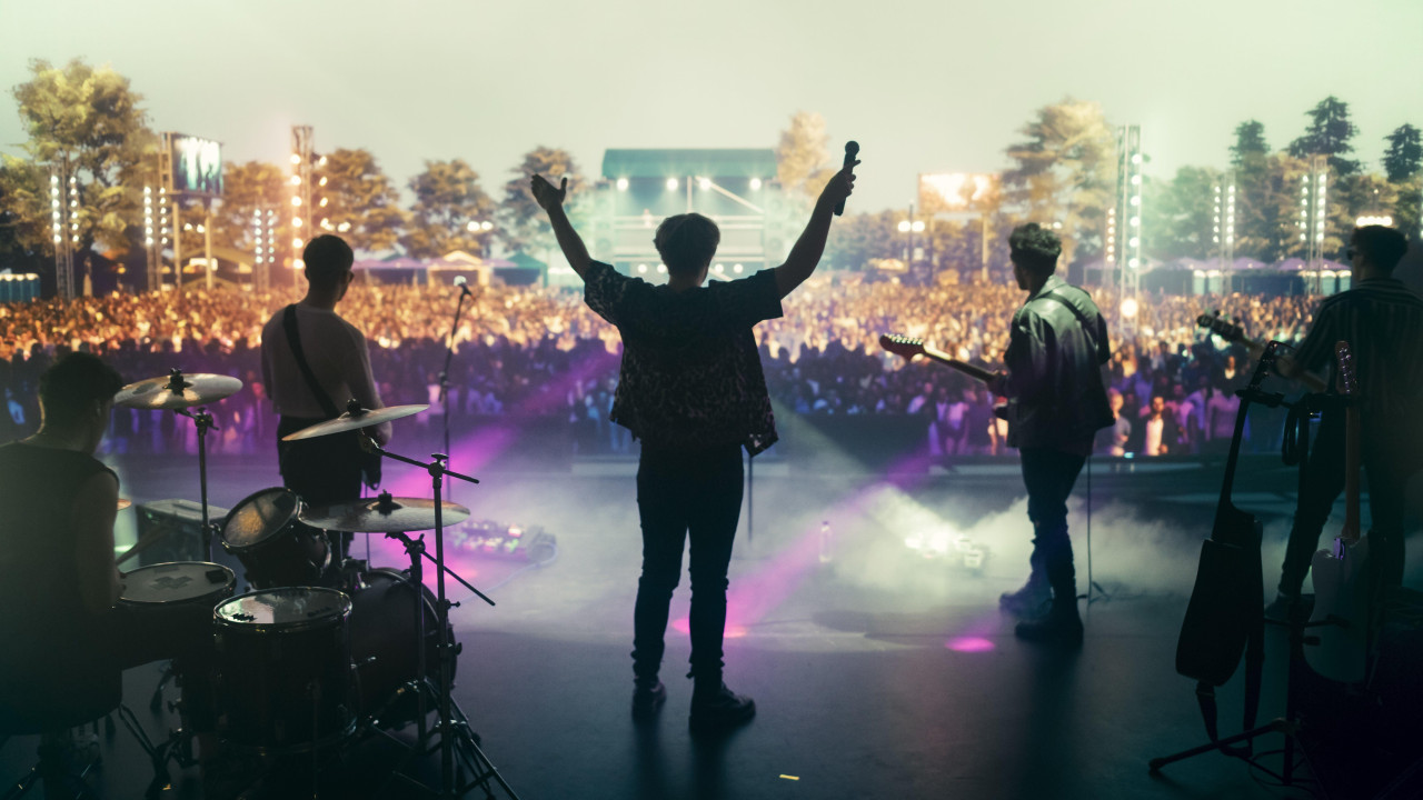 koncert, muzički koncert, ljudi na bini, muzičari na bini