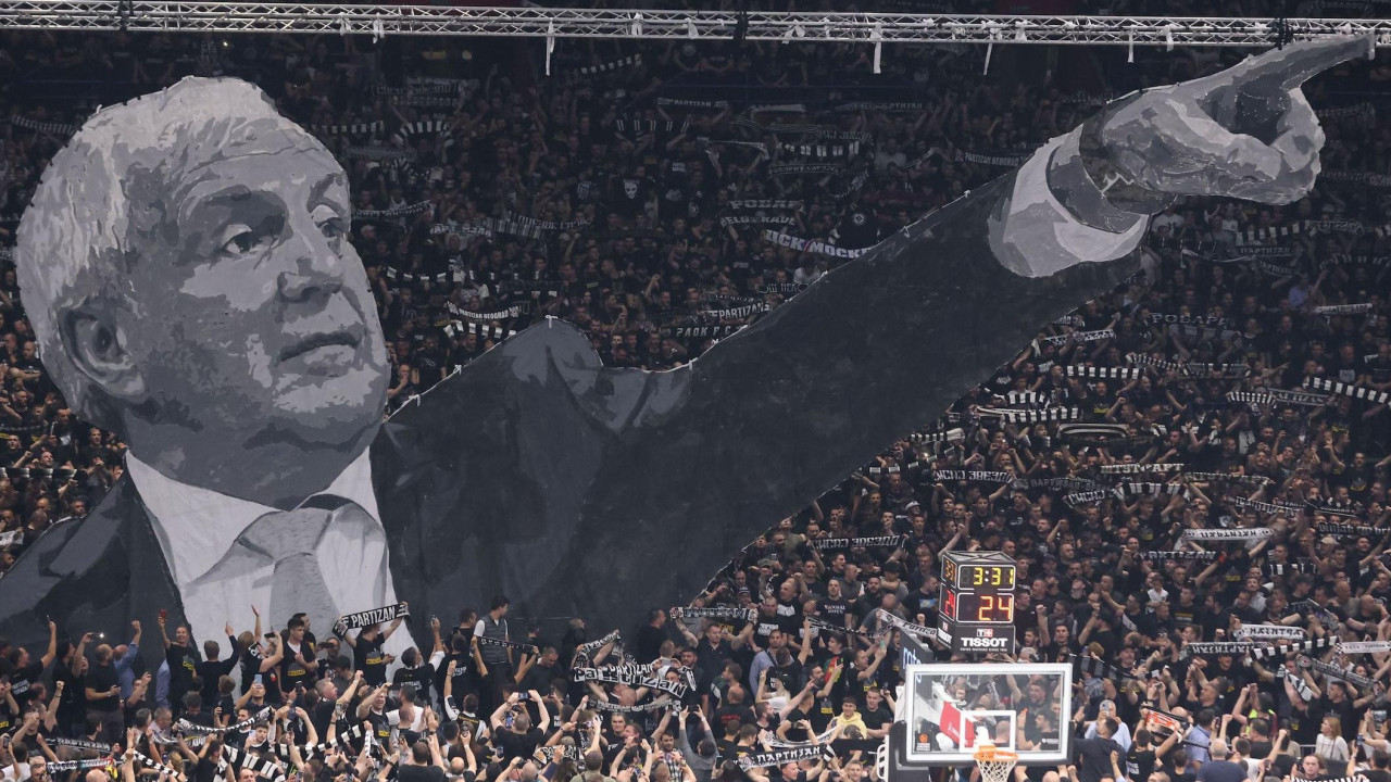 Koreografija navijača Partizana na jednoj od utakmica košarkaške Evrolige