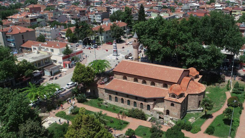 Snimak iz vazduha na Orhanovu džamiju Sveta Sofija, bogato ukrašenu ciglenu građevinu sa malim kupolama i jednim minaretom