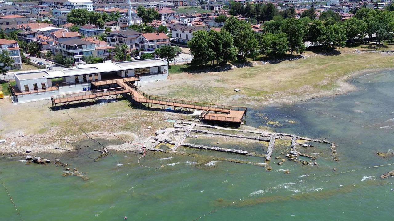 Snimak iz vazduha nalazišta gde se vidi potopljen kameni zid, koji ocrtava nekadašnje zidove crkve, a sa obližnje zgrade u vodu se pruža platforma za posmatranje