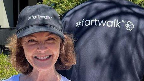 Merlin se smeši u kameru, nosi sivi bejzbol kačket sa natpisom „fartwalk“. Ima braon kovrdžavu kosu ošišanu u bob frizuru i nosi svetlu majicu. Slikana je ispred muškarčevih leđa, on nosi majicu na kojoj takođe piše „fartwalk“.  