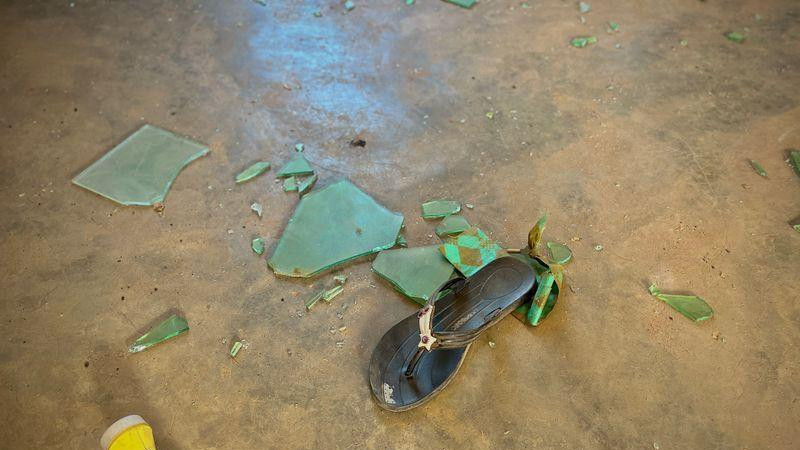 Stvari učenika i dalje su razbacane po školi