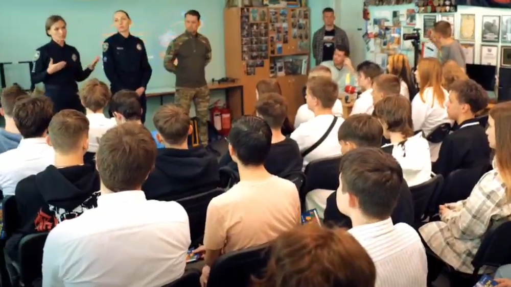 Pripadnici SBU-a u poseti školi u Kijevu da upozore tinejdžere da ne postanu saboteri 