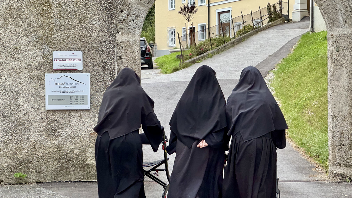 Tri časne sestre šetaju