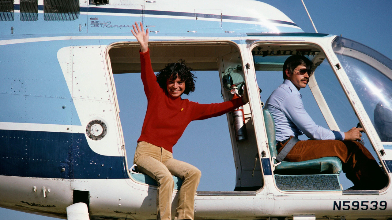 Kiti O’Nil se priprema da iz helikoptera sa 54 metara visine skoči na vazdušni jastuk. Rekla je da je sa te visine jastuk izgledao kao poštanska marka.