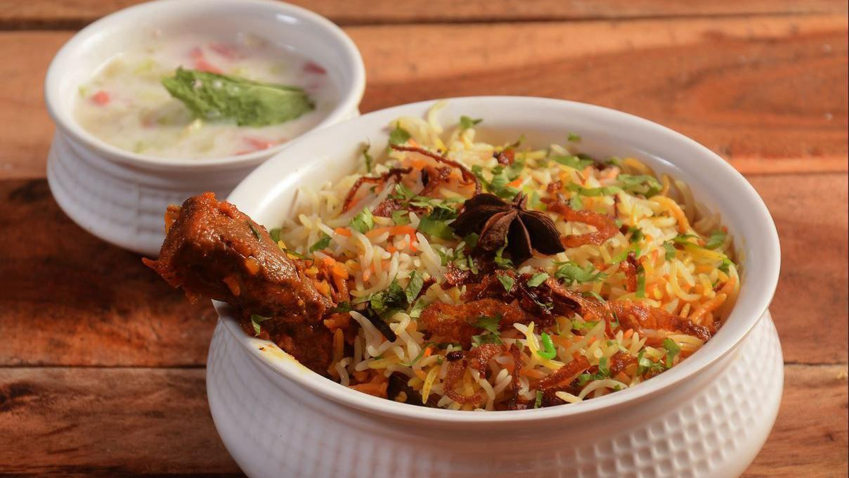 Pirinač se može kuvati sa povrćem i mesom da bi se napravio birijani