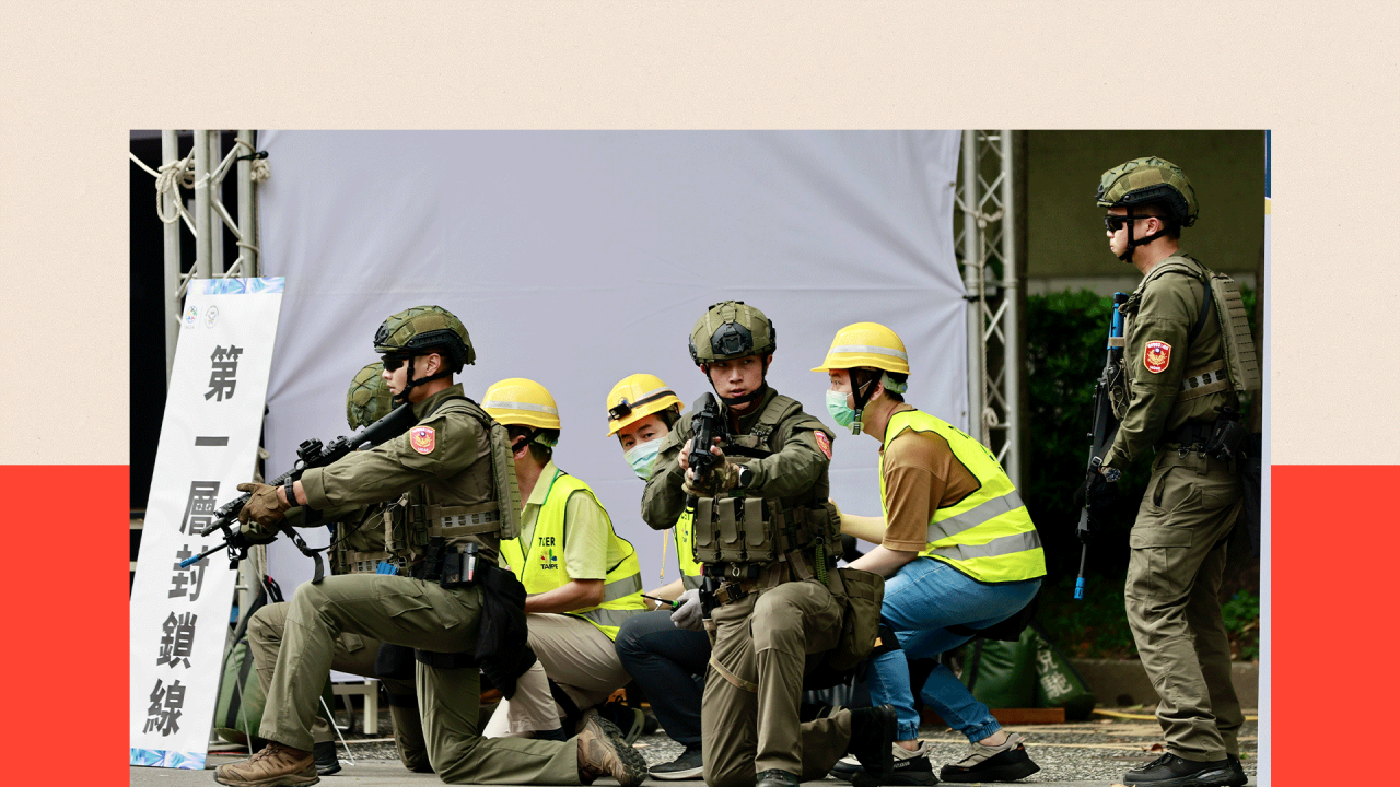 U Tajpeju, ljudi su vežbali gašenje požara i spuštanje niz zgrade