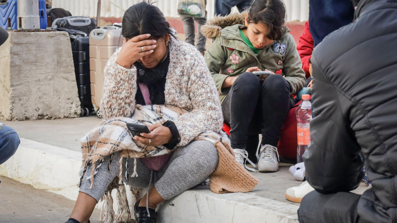 Imigranti čekaju na granici između Meksika i Amerike