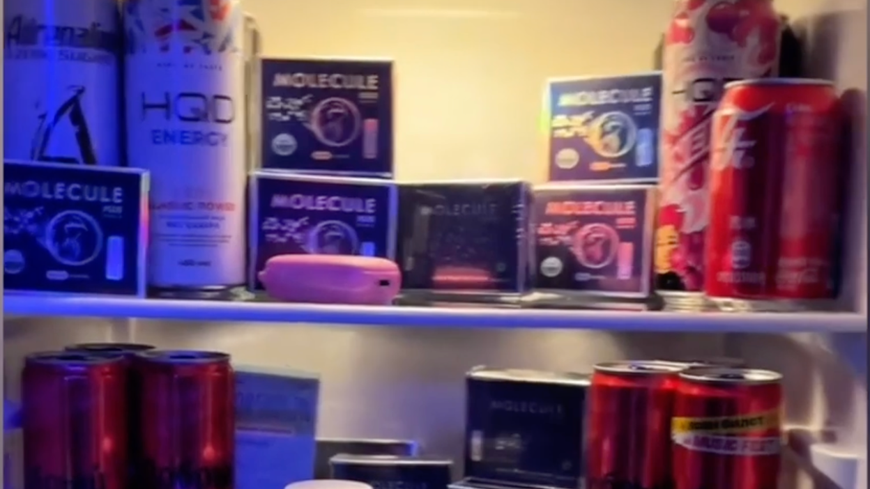 Snimci deljeni na TikToku na kojima se vide frižideri puni gaziranih sokova i plavih kutija molekula