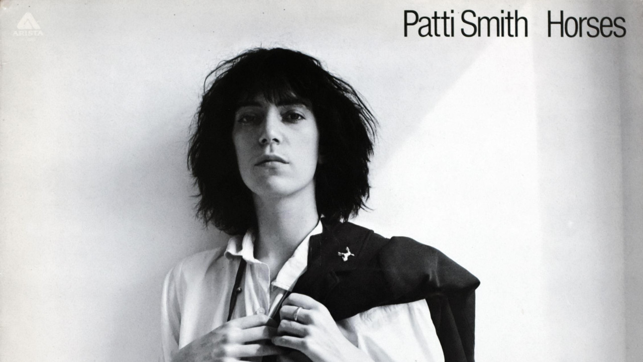 Fotografiju za omot albuma Horses, snimio je blizak prijatelj Peti Smit, fotograf Robert Mejlptorp, koga je ona nazvala „umetnikom mog života“ 