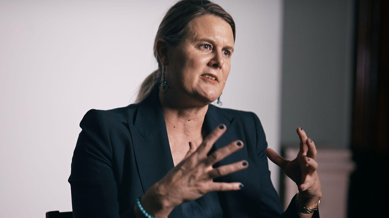 Alis Edvards, žena sa konjskim repom i u tamnom odelu govori u kameru