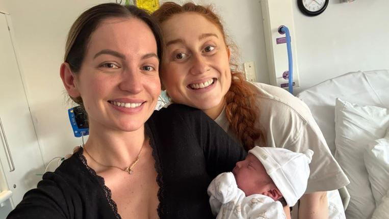 Dejzi je Džordžiji u oktobru rodila bebu Otiliju