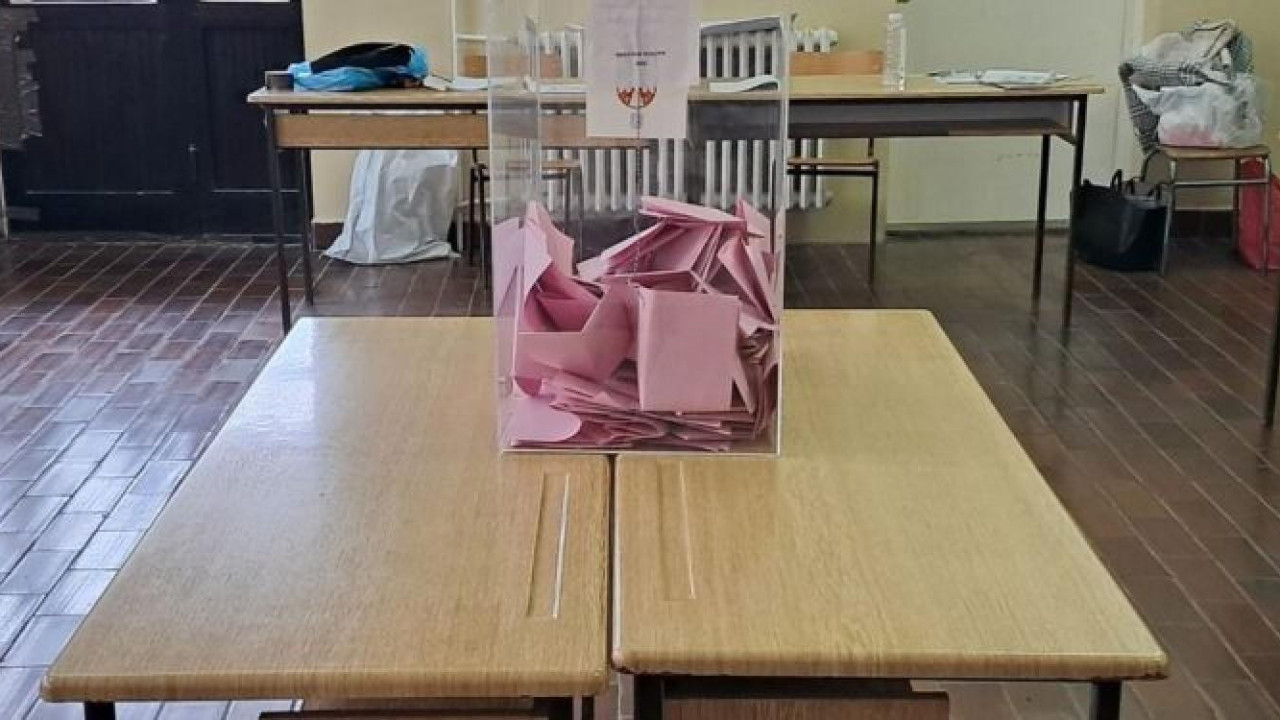 Glasačka kutija sa listićima na drvenim klupama 