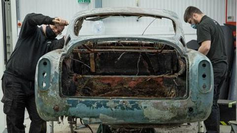 Dvojica majstora rade na restauraciji Aston Martina