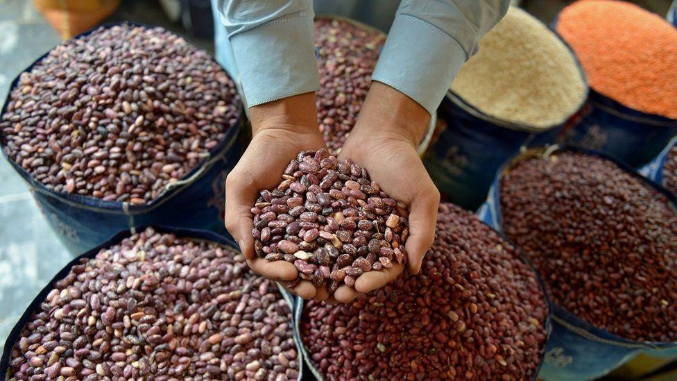 graške pasulja u rukama prodavca