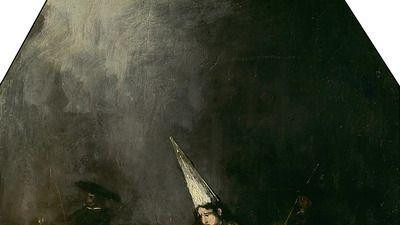 Žena na konju sa kupastim šeširom na glavi oko nje ljudi