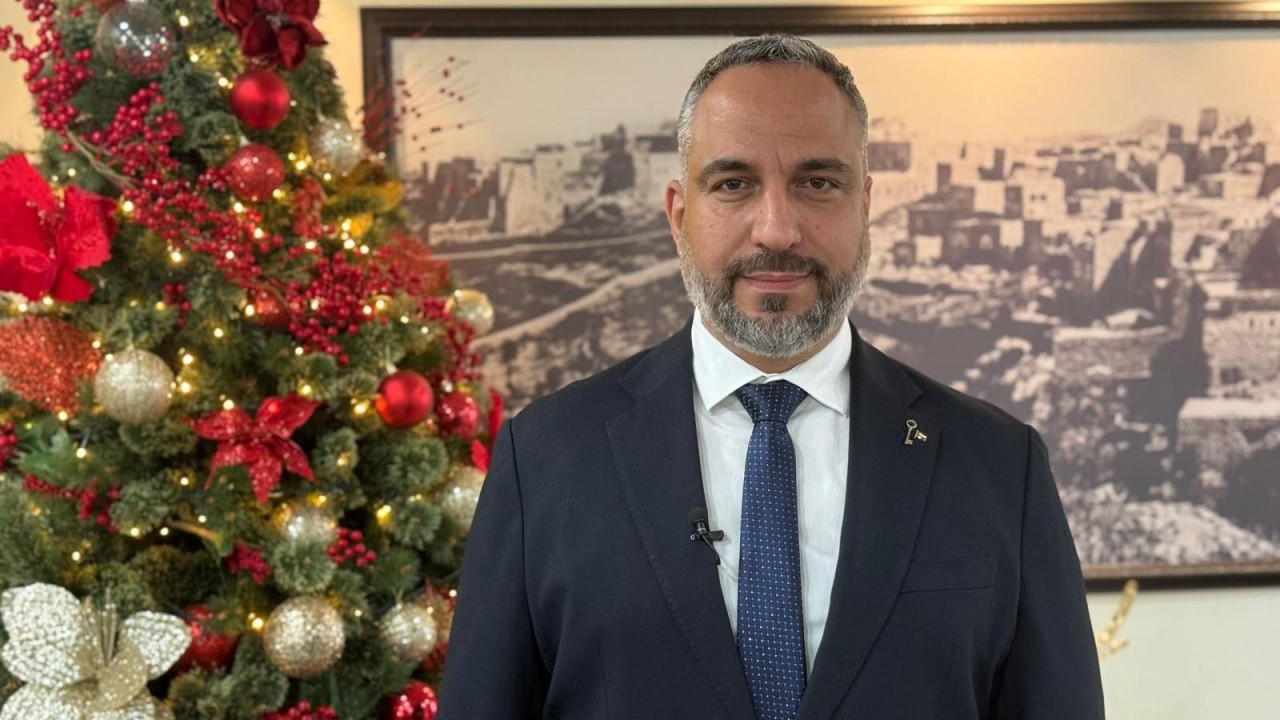 Maher Kanavati ispred novogodišnje jelke