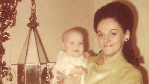 beba u naručju žene