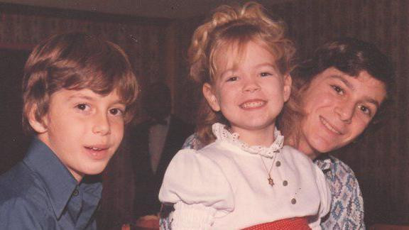 devojčica u sredini sa još dva dečaka, sestra sa braćom