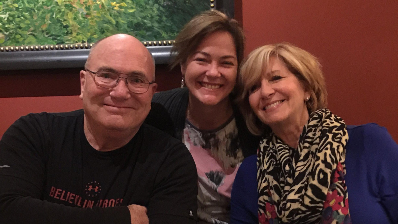 muškarac i dve žene u restoranu smeše se u kameru