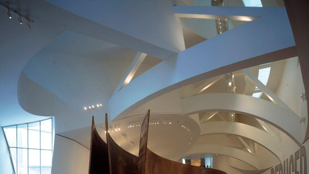 zakrivljena unutrašnjost Gugenhajm muzeja 