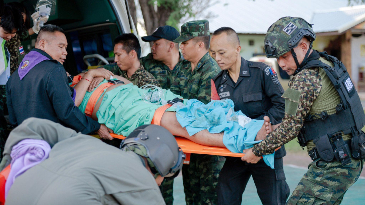 tajland kambodža, sukob tajlanda i kambodže, tajlandski vojnici unose ranjenog civila u vozilo hitne pomoći