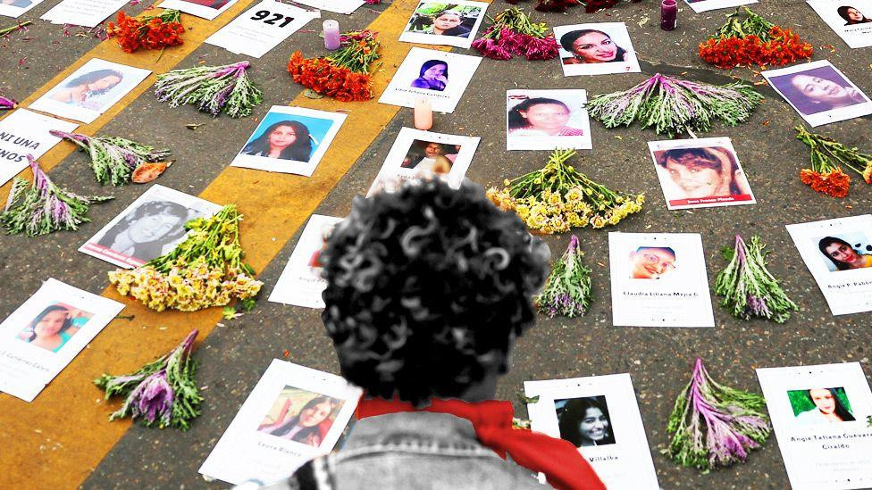 Žena gleda u fotografije ubijenih žena