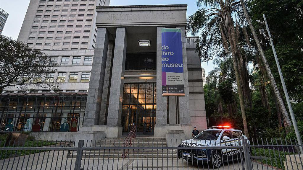 Policijska kola ispred biblioteke 
