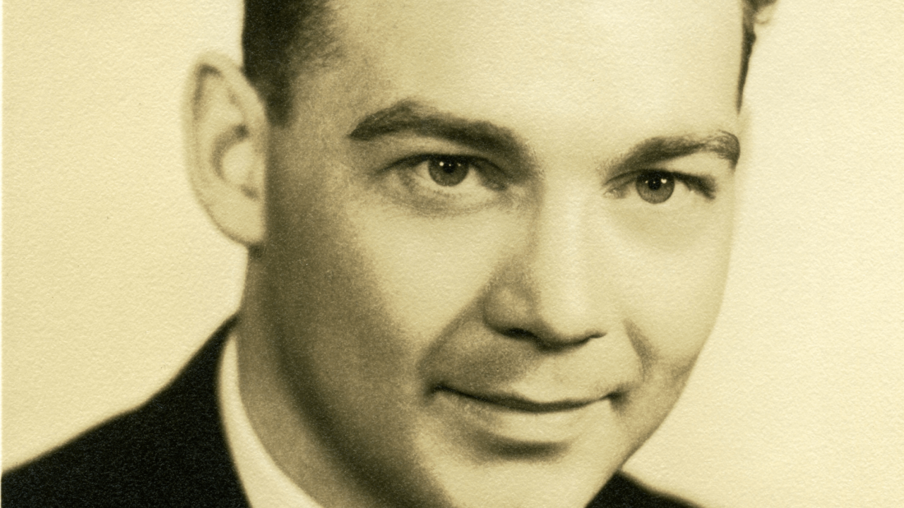 Crno-bela fotografija Daglasa M. Kelija, sa krupnim planom njegovog lica