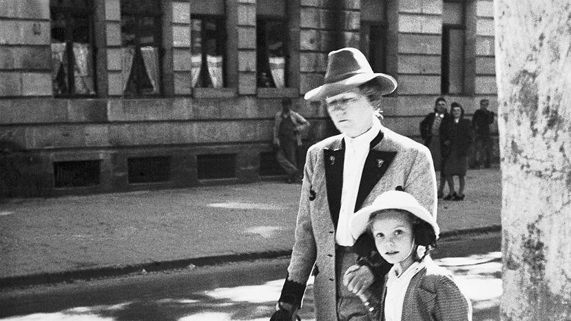 Crno-bela fotografija Geringove supruge Emi i njegove ćerke Ede kako šetaju ulicama Nirnberga.