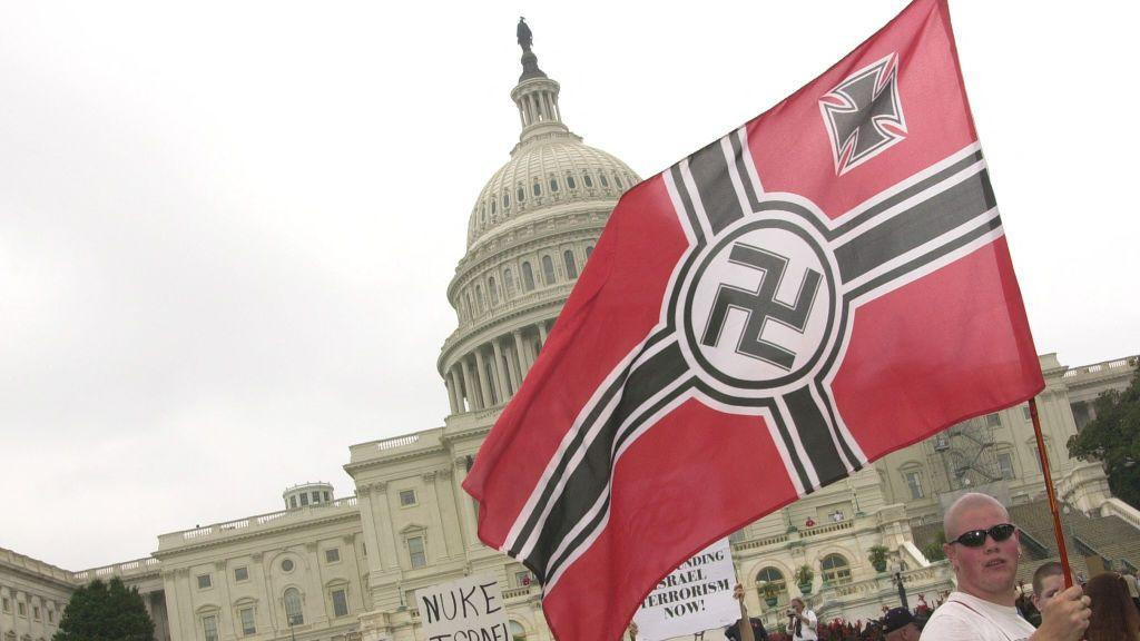 Neki neonacisti ističu veliku zastavu i nose transparente ispred zgrade Kapitola u Vašingtonu 2002. godine.