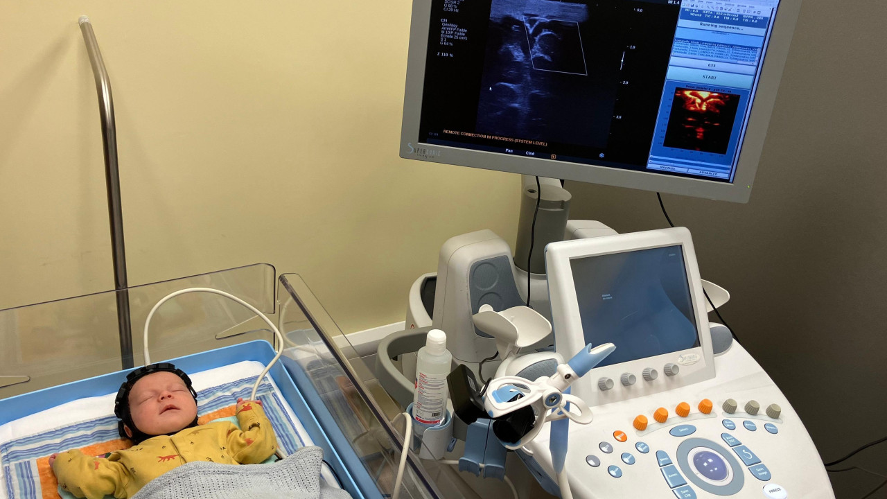 Beba, beba prikačena za aparat