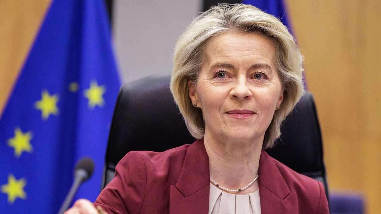 Ursula fon der Lajen u bordo blejzeru zvoni zvoncetom  