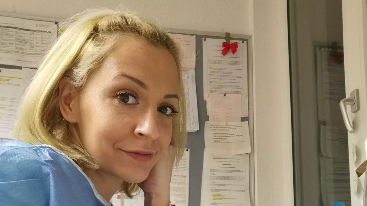 Žena sedi u lekarskoj uniformi 