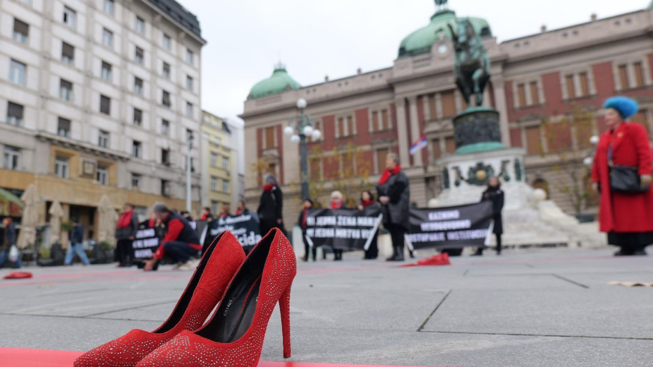 Crvene cipele sa štiklama kao simbol ubijenih žena tokom skupa povodom Međunarodnog dana borbe protiv femicida