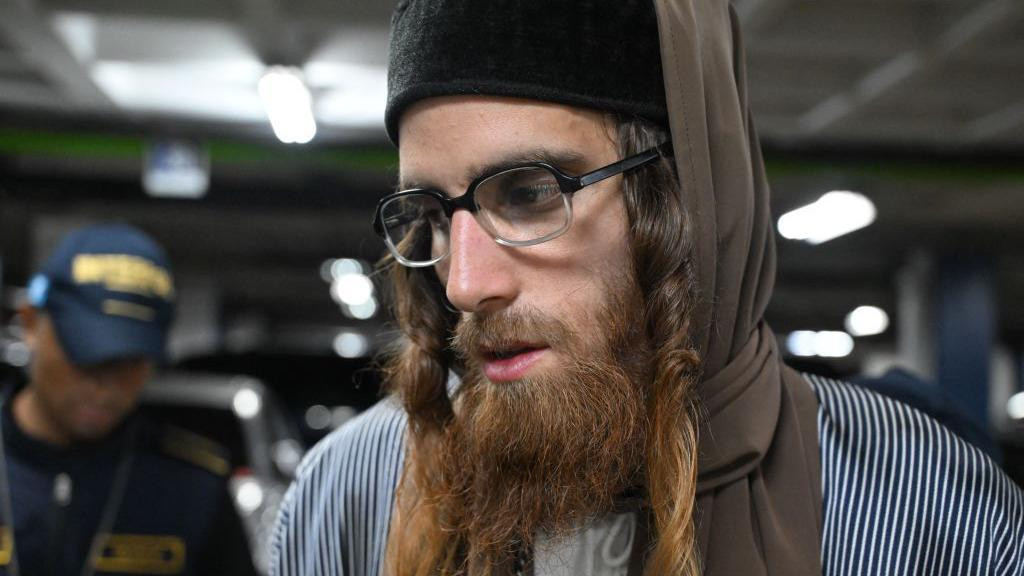 Čovel sa naočarima za vid, bradom, dugom kovrdžavom kosom A man with glasses, a beard and the long