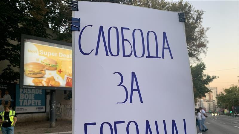 Plakat na kojem piše ćirilicom i plavim slovima na belom papiru "Sloboda za Bogdana"