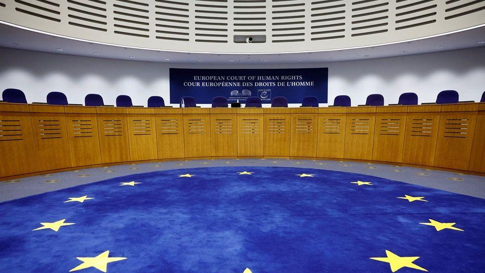 sudnica Evropskog suda za ljudska prava i tepih sa zastavom i zvezdama Evropske unije