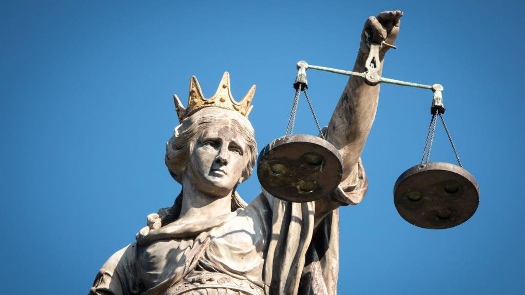 Statua žene koja drži dva tasa vage - simboliše pravdu