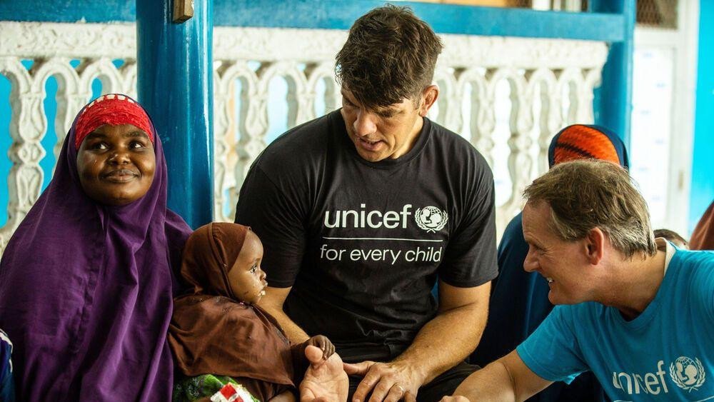 zaposleni u Unicefu sa devojčicom i njenom majkom 