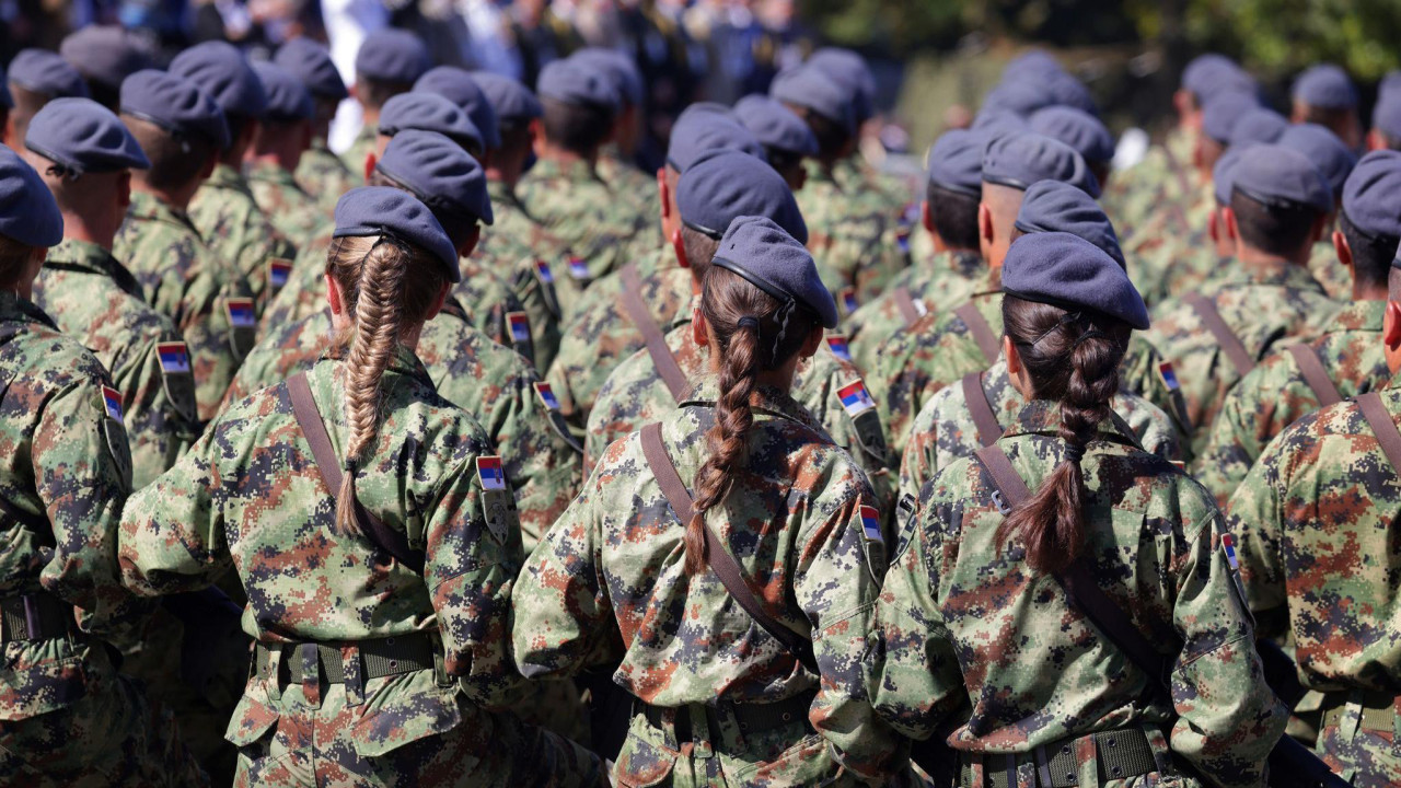 Pripadnici vojske Srbije (muškarci i žene) okrenuti leđima u uniformi