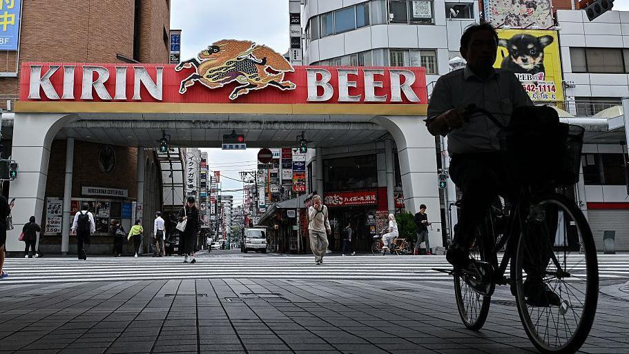 Čovek vozi bicikl, biciklista