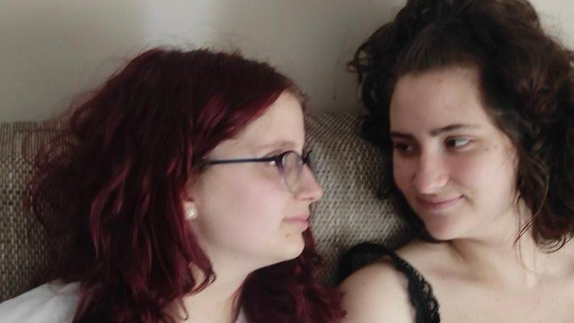 Dve devojke na kauču gledaju jedna ka drugoj