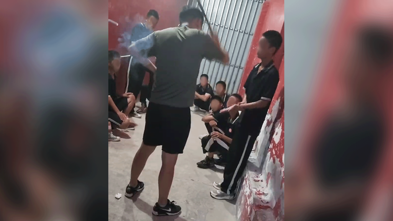 Snimak koji je dobio BBC, napravljen u jednoj od škola Li Ženga, prikazuje instruktora kako udara učenika po ruci.