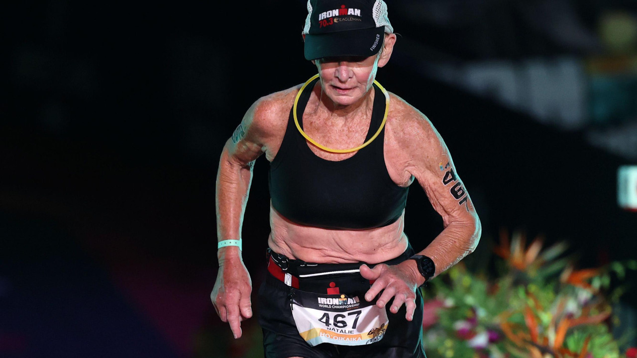 Natali Grebou iz Sjedinjenih Američkih Država trči ka cilju kako bi završila Žensku trku Svetskog prvenstva IRONMAN 2025. godine 11. oktobra u Kailua Koni, Havaji. Nosila je crne šorts i majicu, na levoj ruci sat, a na desnoj narukvicu.