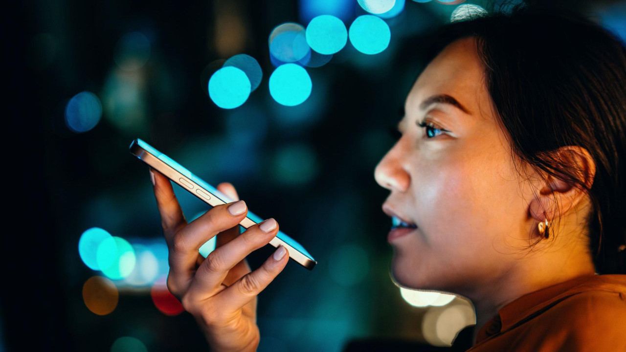 Mlada žena azijskog porekla govori u telefon