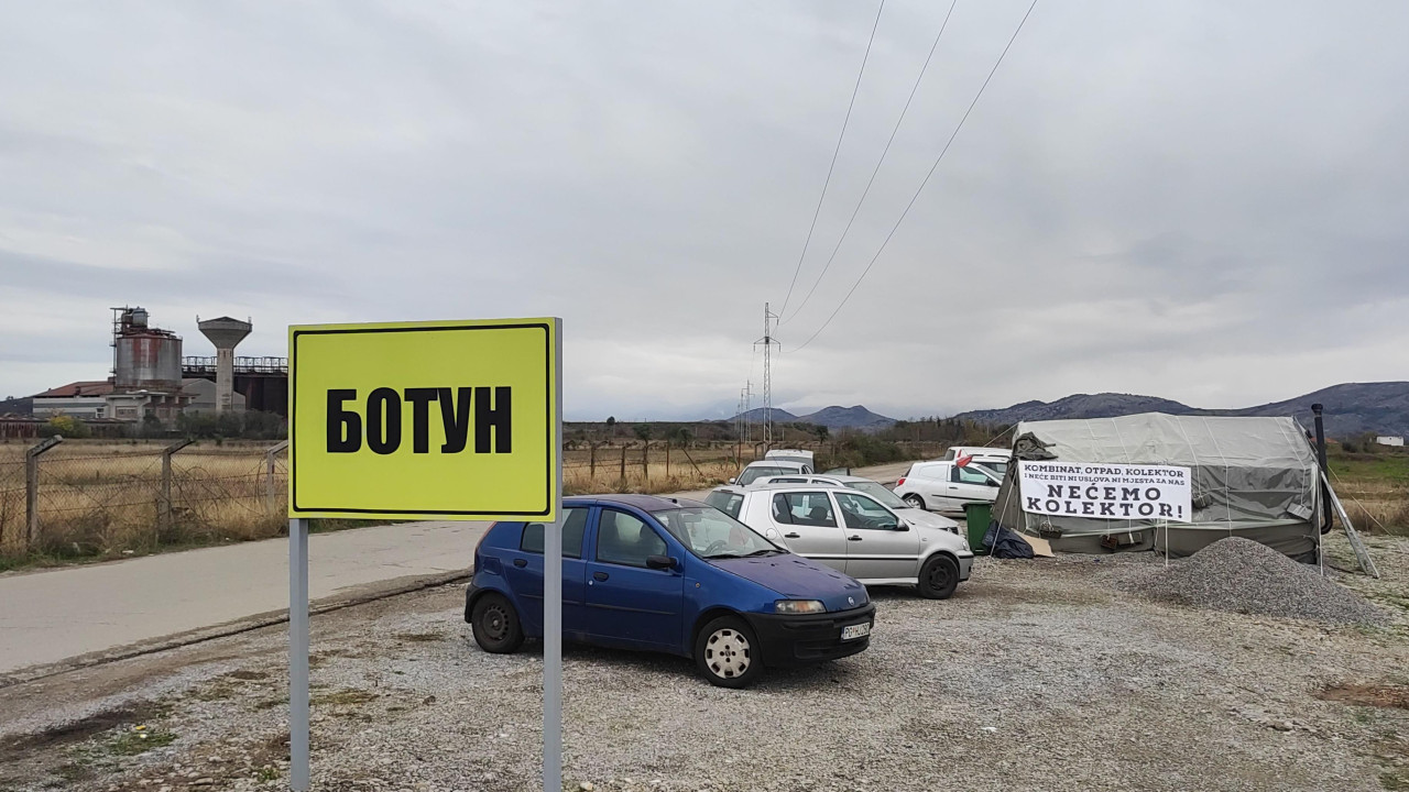 Botun tabla, u pozadini nekadašnji kombinat i šator demonstranata