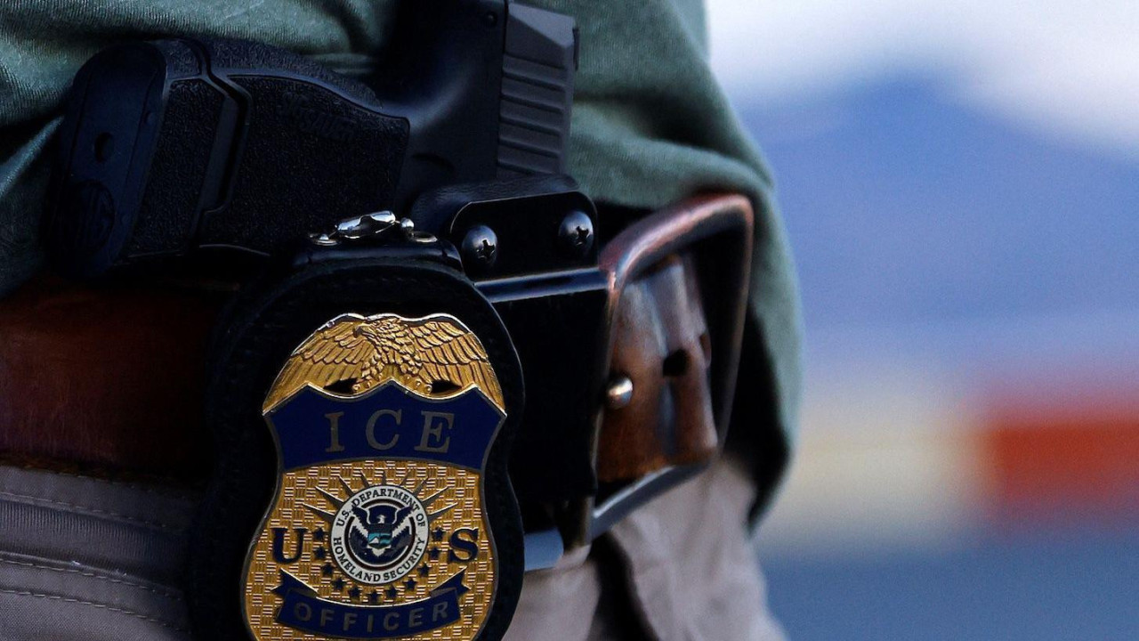 Pištolj i značka sa logom Službe za imigraciju i carinu (ICE)