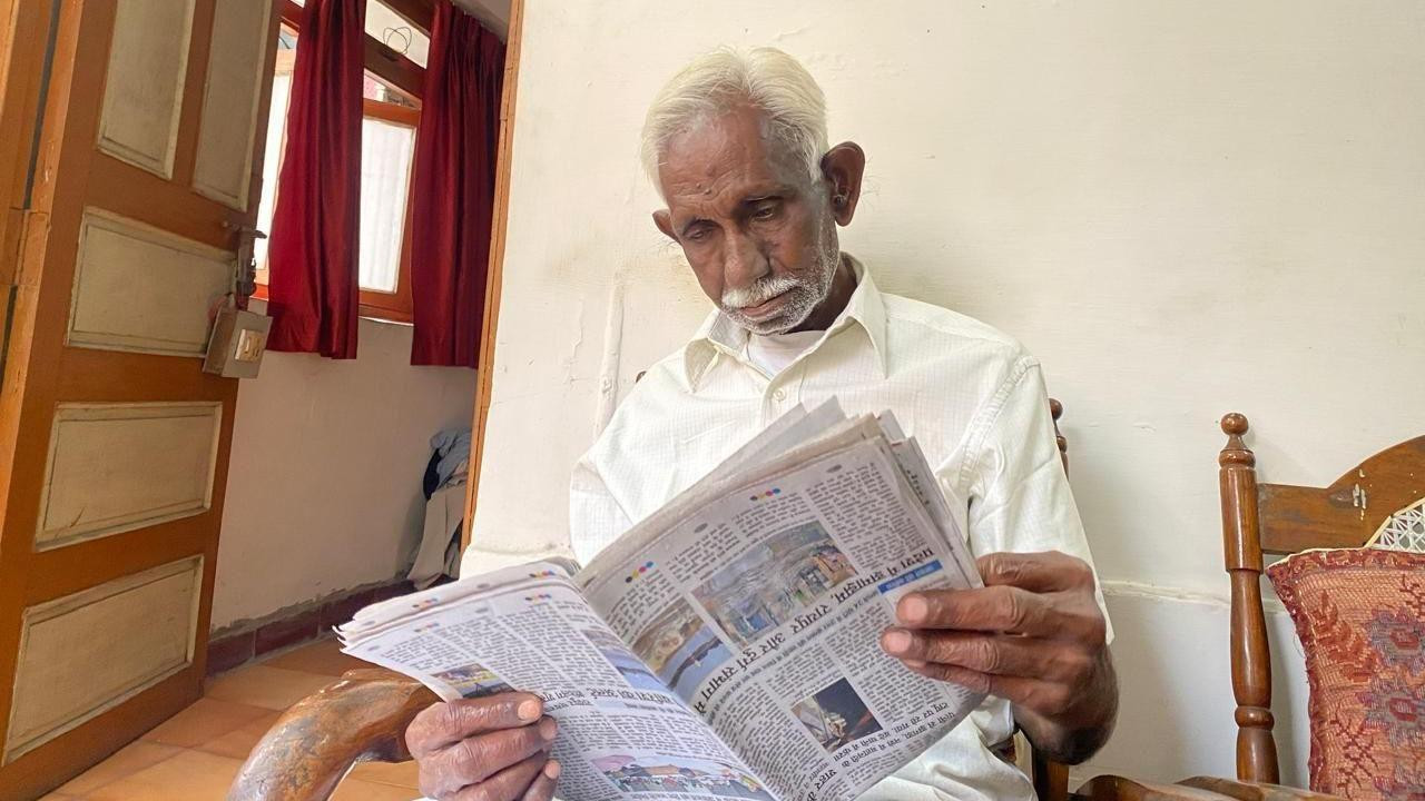 Avadija čita novine