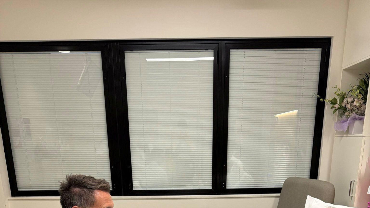 pucnjava u australiji, ubistva jevreja u australiji, pucnjava na plaži Bondi u Sidneju, Kris Mins, premijer australijske savezne države Novog Južnog Velsa, posetio je Ahmeda al Ahmeda, koji je identifikovan kao prolaznik koji je oteo pušku jednom od naoružanih ljudi tokom smrtonosne pucnjave na plaži Bondi u Sidneju